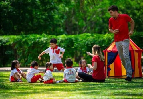 Hoạt Động Ngoài Trời – “Chìa Khóa Vàng” Kiểm Soát Tiến Triển Cận Thị Ở Trẻ Em