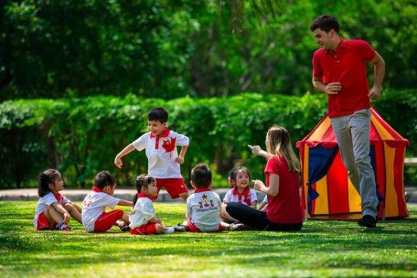 Hoạt Động Ngoài Trời – “Chìa Khóa Vàng” Kiểm Soát Tiến Triển Cận Thị Ở Trẻ Em